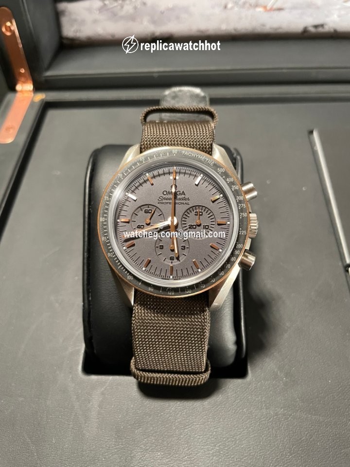 Omega Speedmaster Professional Moonwatch Mens watch Unisex Manual winding Titanium 311.62.42.30.06.001