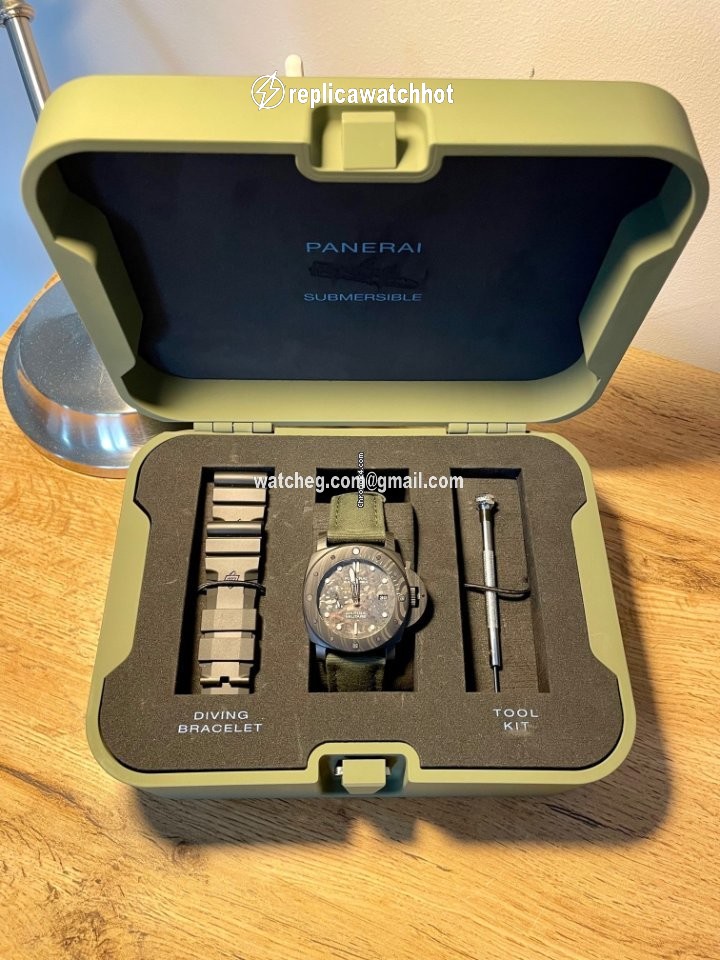 Panerai Mens watch Unisex Automatic Carbon PAM 00979 PAM 979
