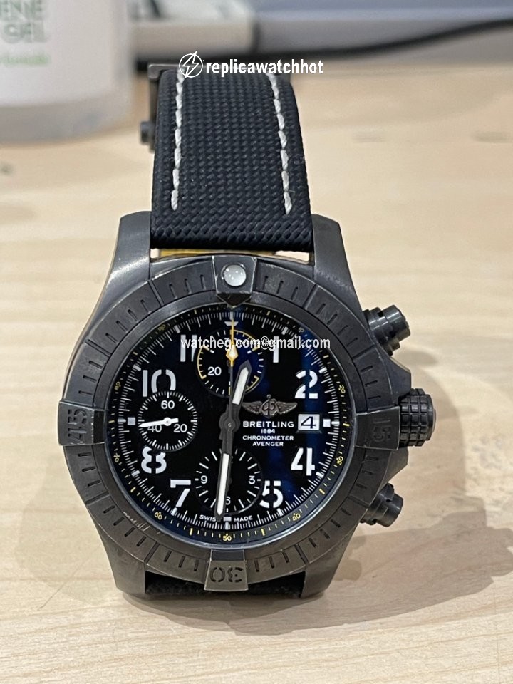 Breitling Avenger Mens watch Unisex Automatic Titanium V13317101B1X2