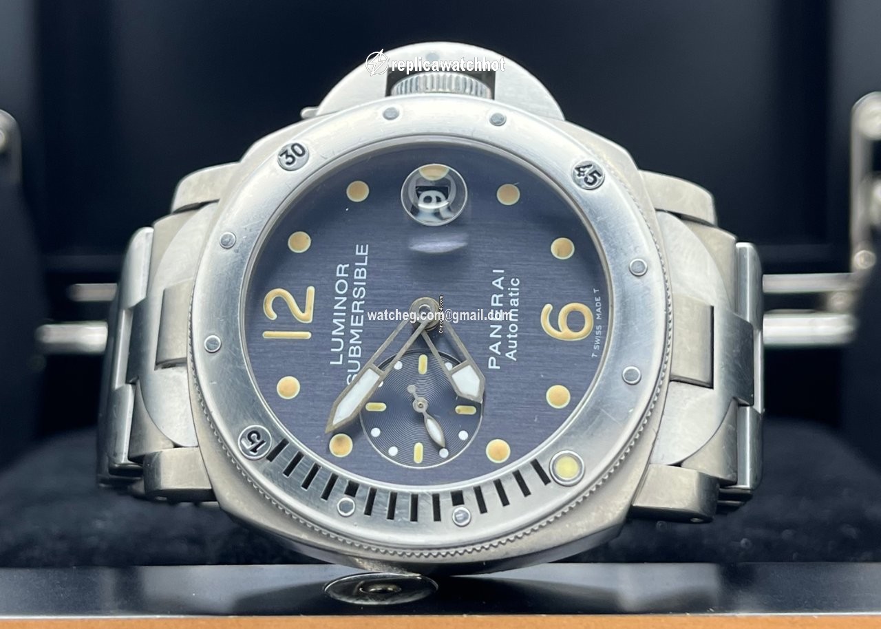 Panerai Luminor Submersible Mens watch Unisex Automatic Titanium PAM 00106