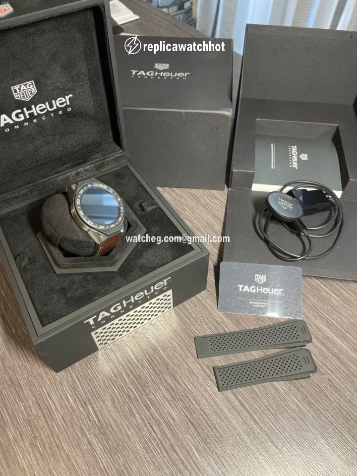 TAG Heuer Connected Mens watch Unisex Quartz Titanium SBF818000.11FT8031