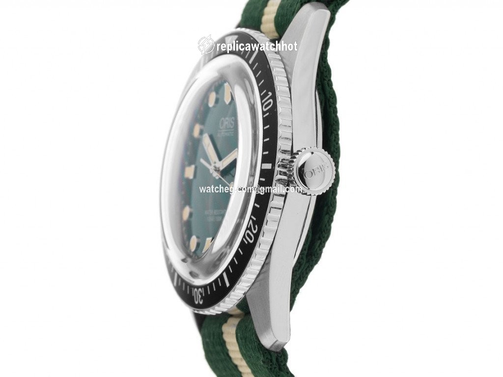 Oris Divers Sixty Five Mens watch Unisex Automatic Steel 01733 7720 4057 07 5 21 24FC 2