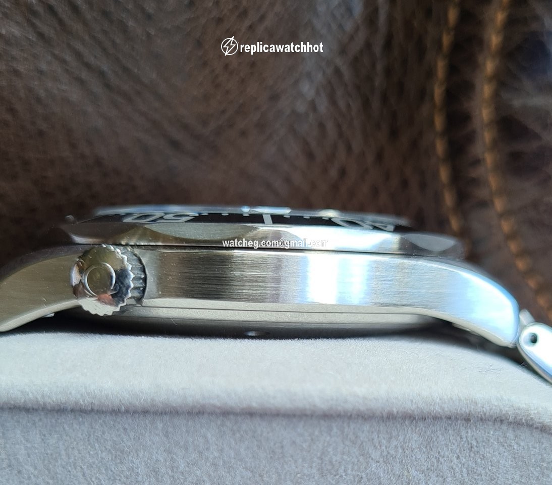 Omega Seamaster Diver 300 M Mens watch Unisex Quartz Steel 226450 2