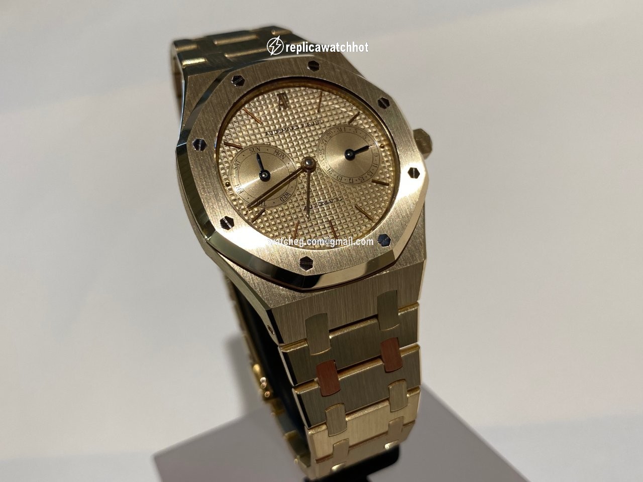 Audemars Piguet Royal Oak Day-Date Mens watch Unisex Automatic Yellow gold 25572BA.OO.0789BA.01 2