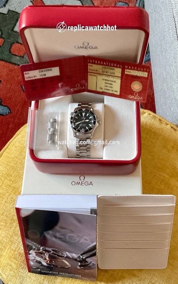Omega Seamaster Diver 300 M Mens watch Unisex Quartz Steel 21230416101001 2