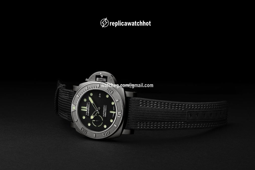 Panerai Luminor Submersible Mens watch Unisex Automatic Titanium PAM 00984 2