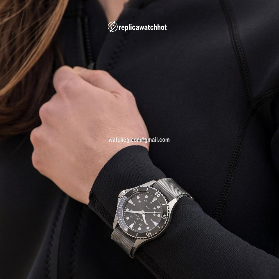 Hamilton Khaki Navy Scuba Mens watch Unisex Quartz Steel H82211981 2