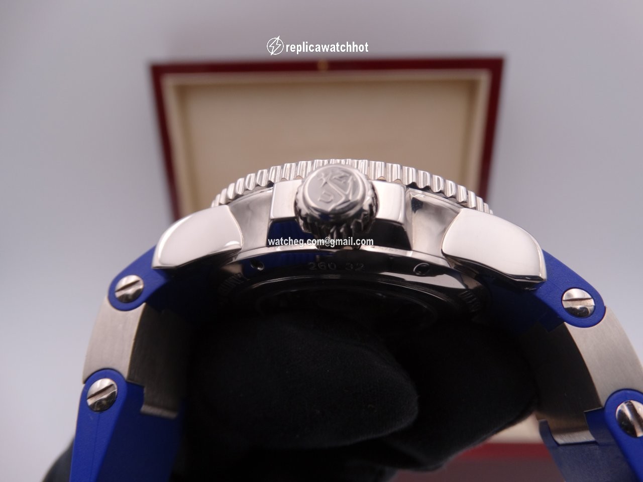 Ulysse Nardin Maxi Marine Diver Mens watch Unisex Automatic White gold 260-32-3A 2
