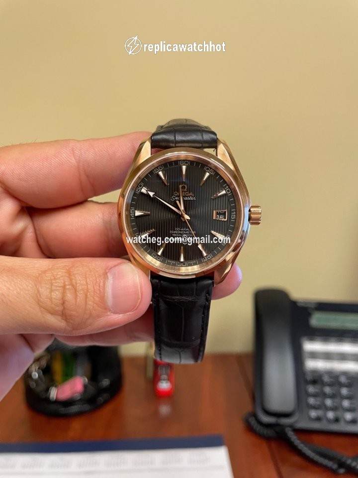 Omega Seamaster Aqua Terra Mens watch Unisex Automatic Rose gold 231.53.42.21.06.001 2