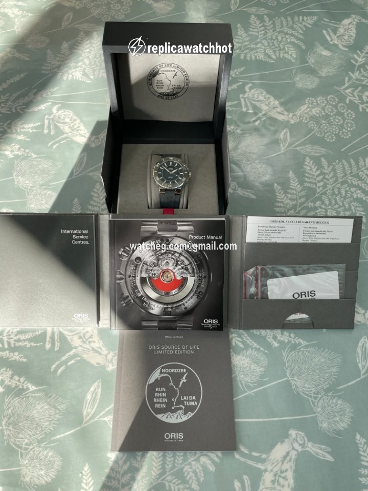 Oris Aquis Date Mens watch Unisex Automatic Steel 01 733 7730 4125-Set MB 2
