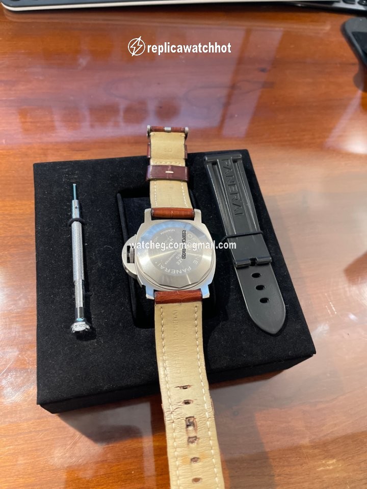 Panerai Luminor GMT Automatic Mens watch Unisex Automatic Titanium PAM 00089 3