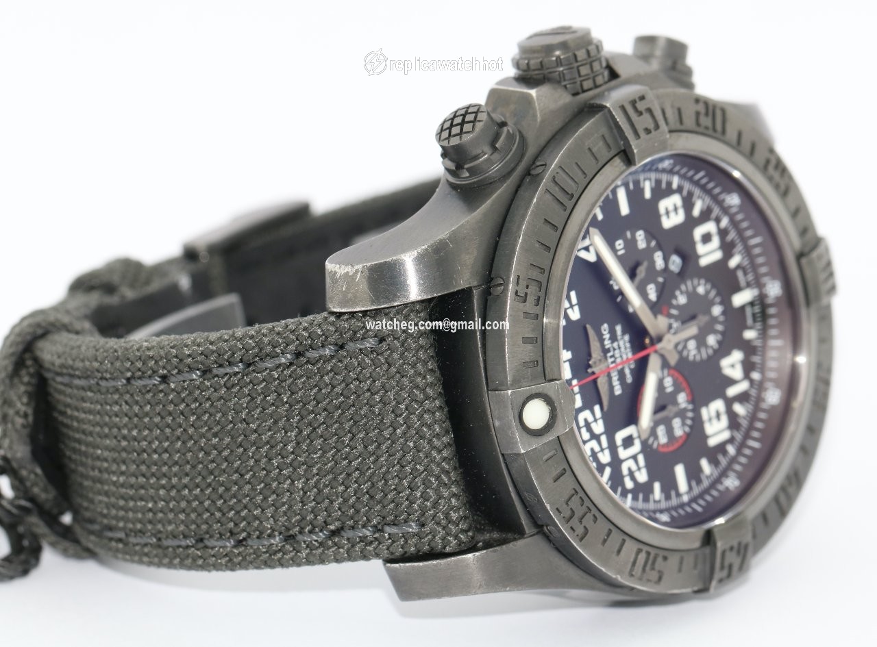Breitling Super Avenger II Steel M2233010 3