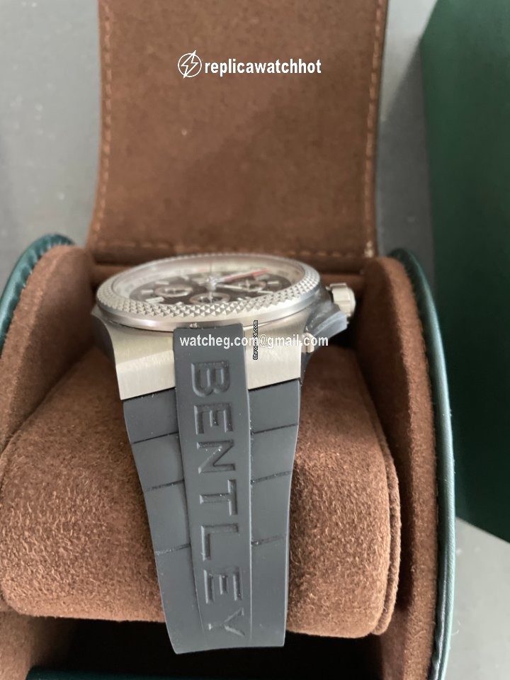 Breitling Bentley B04 GMT Mens watch Unisex Automatic Titanium EB043210 M533 3