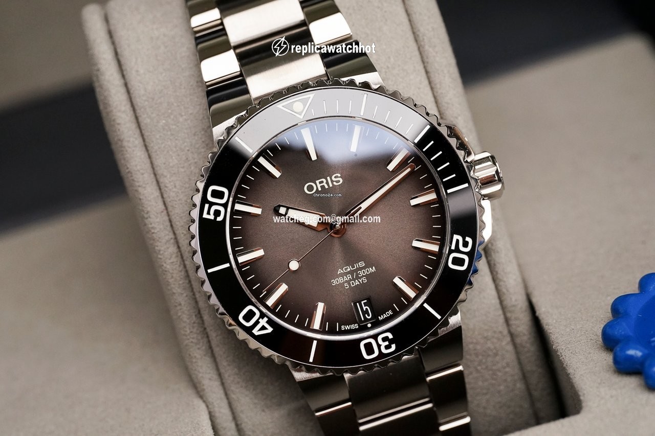 Oris Aquis Date Mens watch Unisex Automatic Steel 01 400 7769 4154-07 8 22 09PEB 3