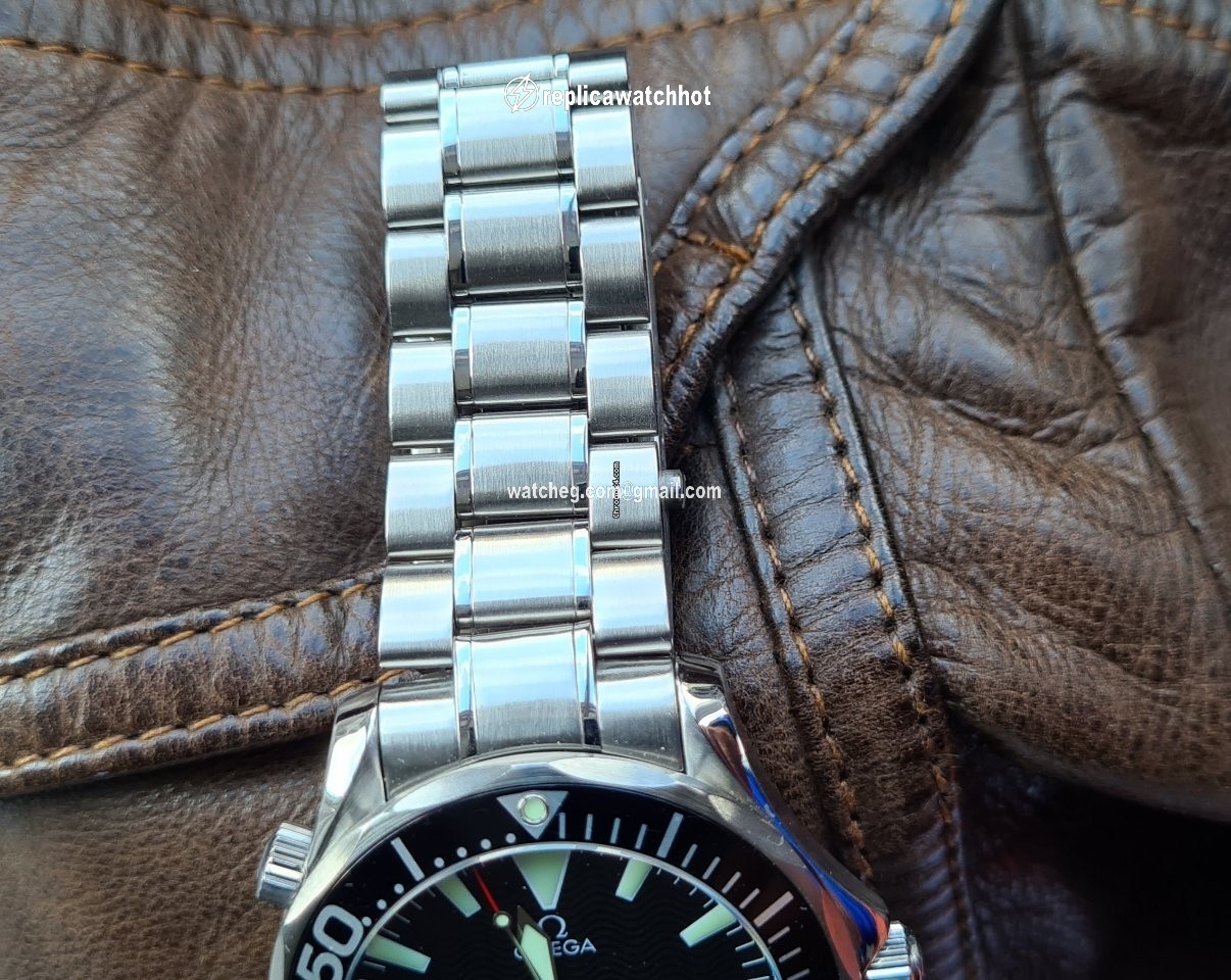 Omega Seamaster Diver 300 M Mens watch Unisex Quartz Steel 226450 3