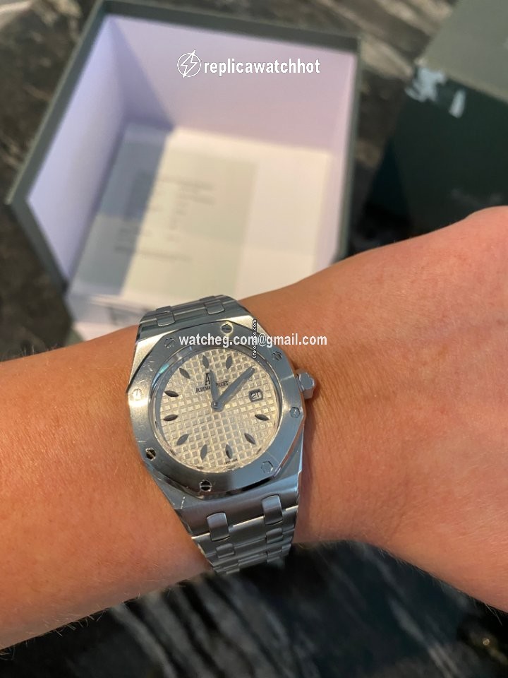 Audemars Piguet Royal Oak Lady Womens watch Quartz Steel 67620ST.OO.D010CA.01 3