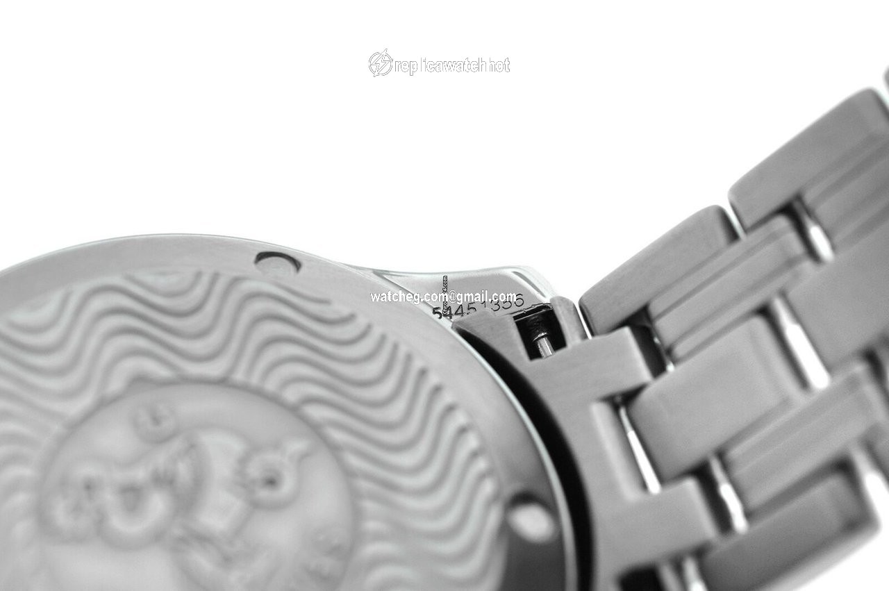 Omega Seamaster Diver 300 M Mens watch Unisex Quartz Steel 2561.8 4