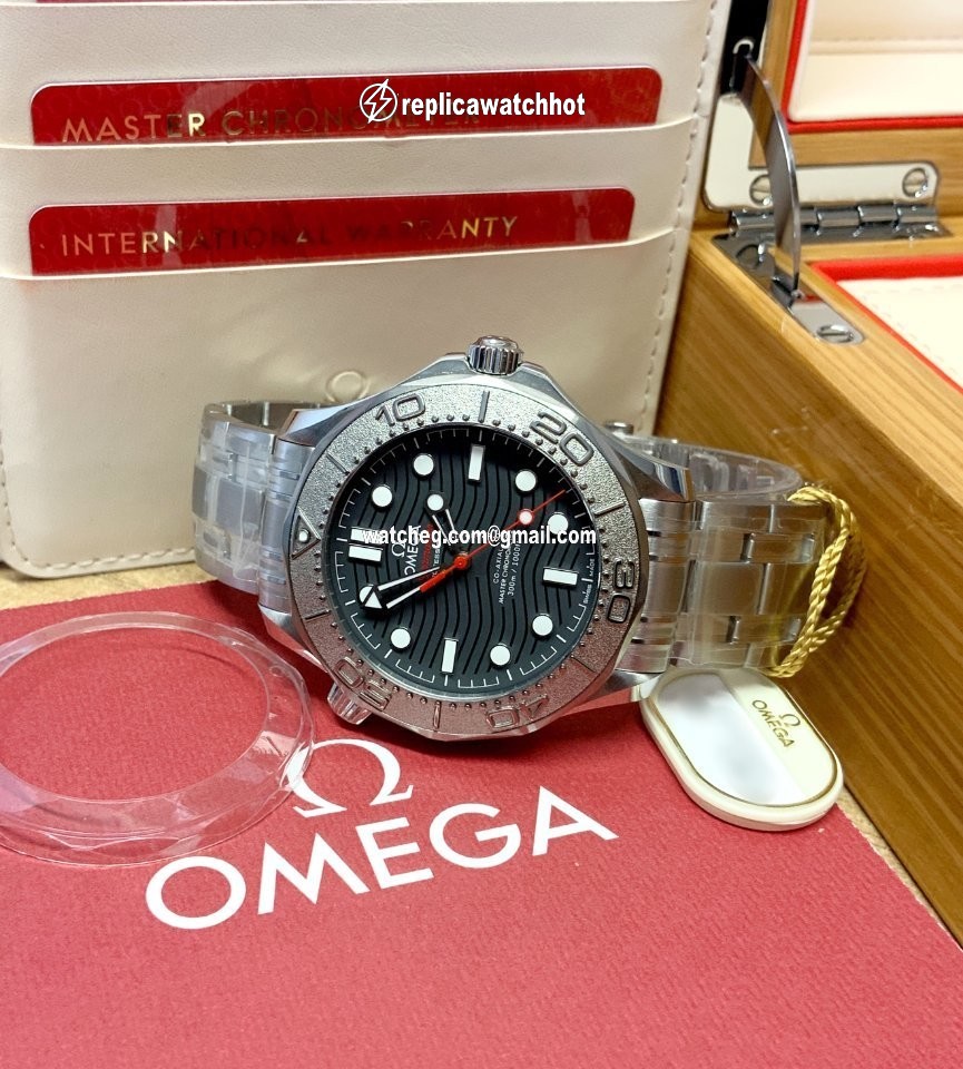 Omega Seamaster Diver 300 M Mens watch Unisex Automatic Steel 210.30.42.20.01.002 4