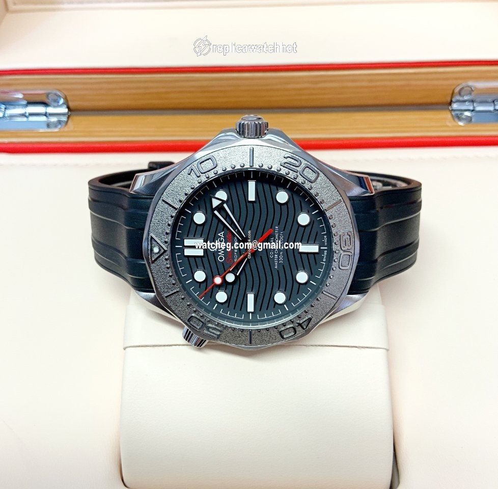 Omega Seamaster Diver 300 M Mens watch Unisex Automatic Steel 210.32.42.20.01.002 4