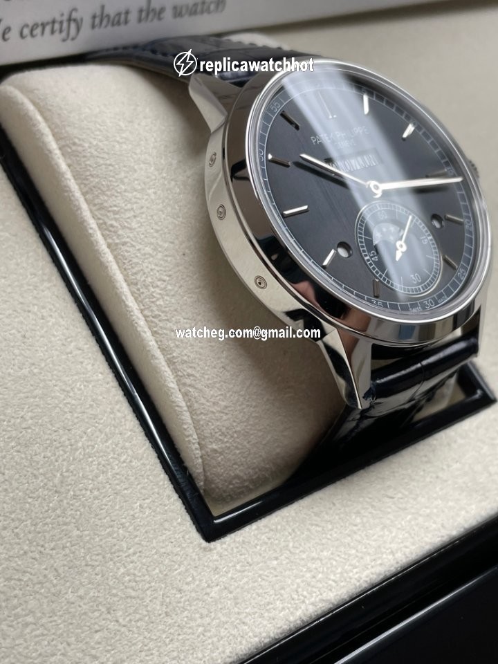 Patek Philippe Perpetual Calendar Platinum 5236P-001 4