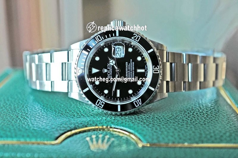 Rolex Submariner Date Steel Automatic 16610. 4