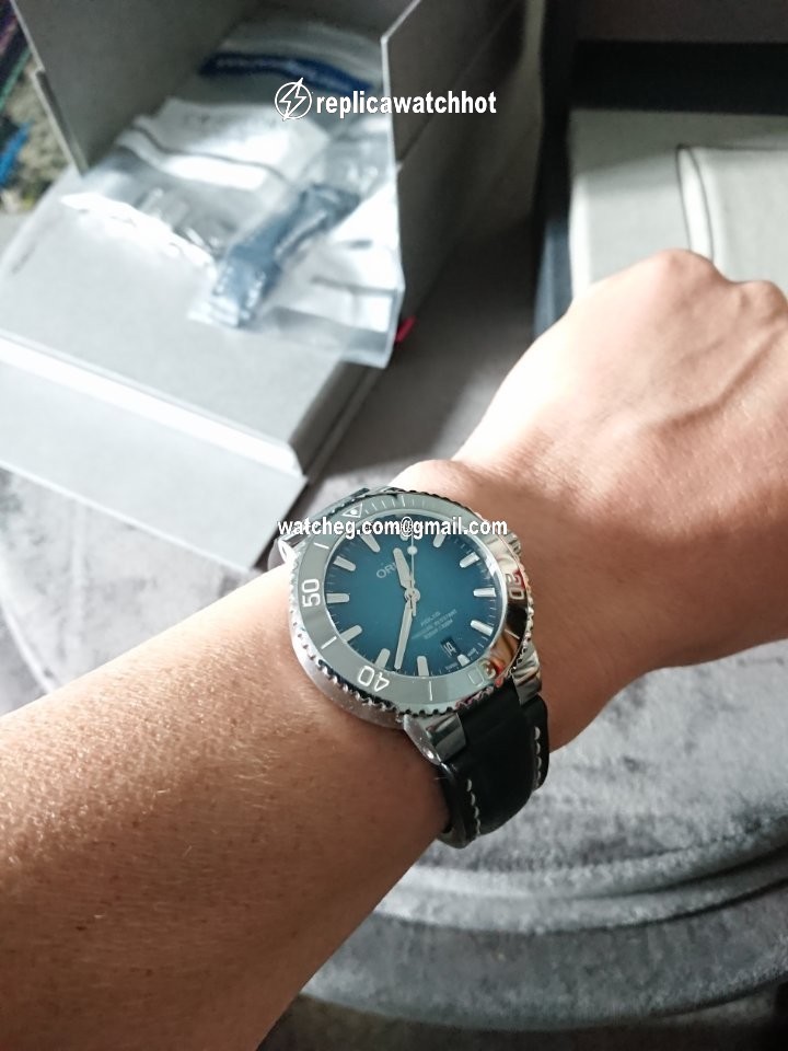 Oris Aquis Date Mens watch Unisex Automatic Steel 01 733 7732 4155-07 8 21 05PEB 4