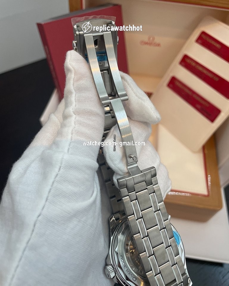 Omega Seamaster Diver 300 M Mens watch Unisex Automatic Steel 210.30.42.20.03.001 4