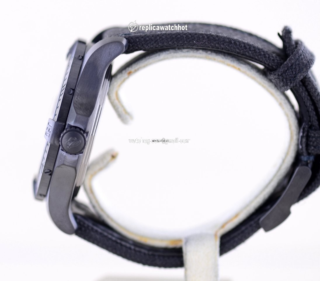 Breitling Avenger Blackbird 44 Mens watch Unisex Automatic Titanium V1731110 4