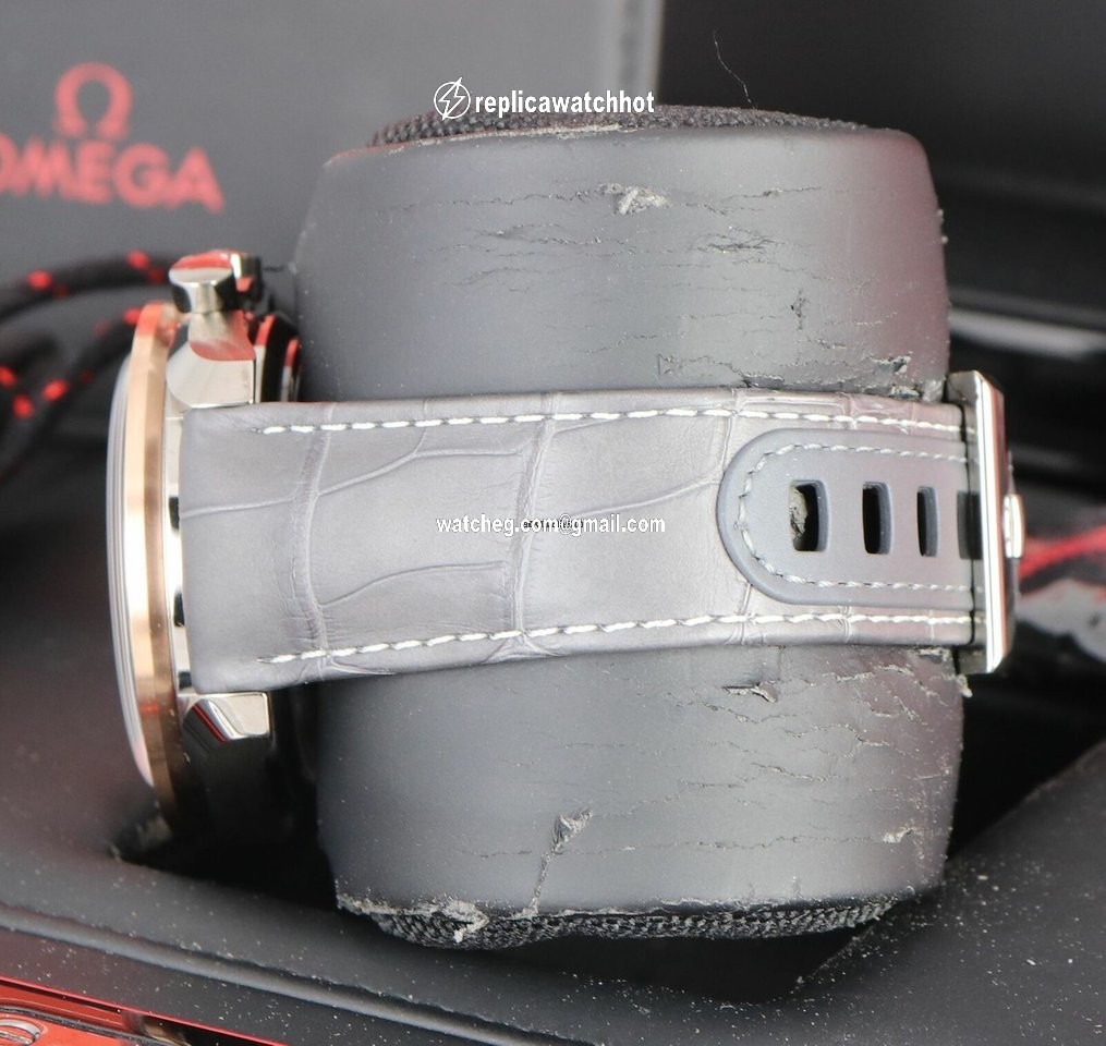 Omega Speedmaster Professional Moonwatch Mens watch Unisex Automatic Ceramic 311.63.44.51.99.002 4