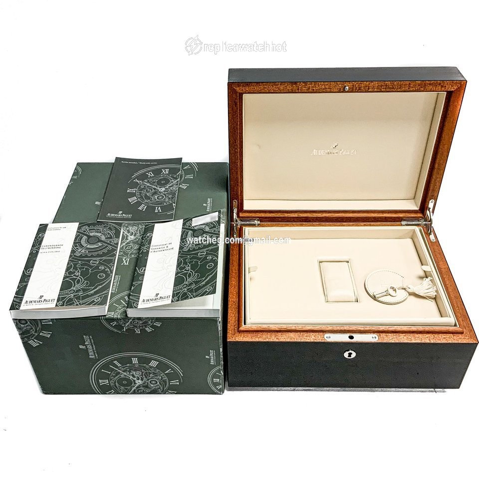 Audemars Piguet Royal Oak Offshore Chronograph Mens watch Unisex Automatic White gold 26067BC.ZZ.D002CR.01 5
