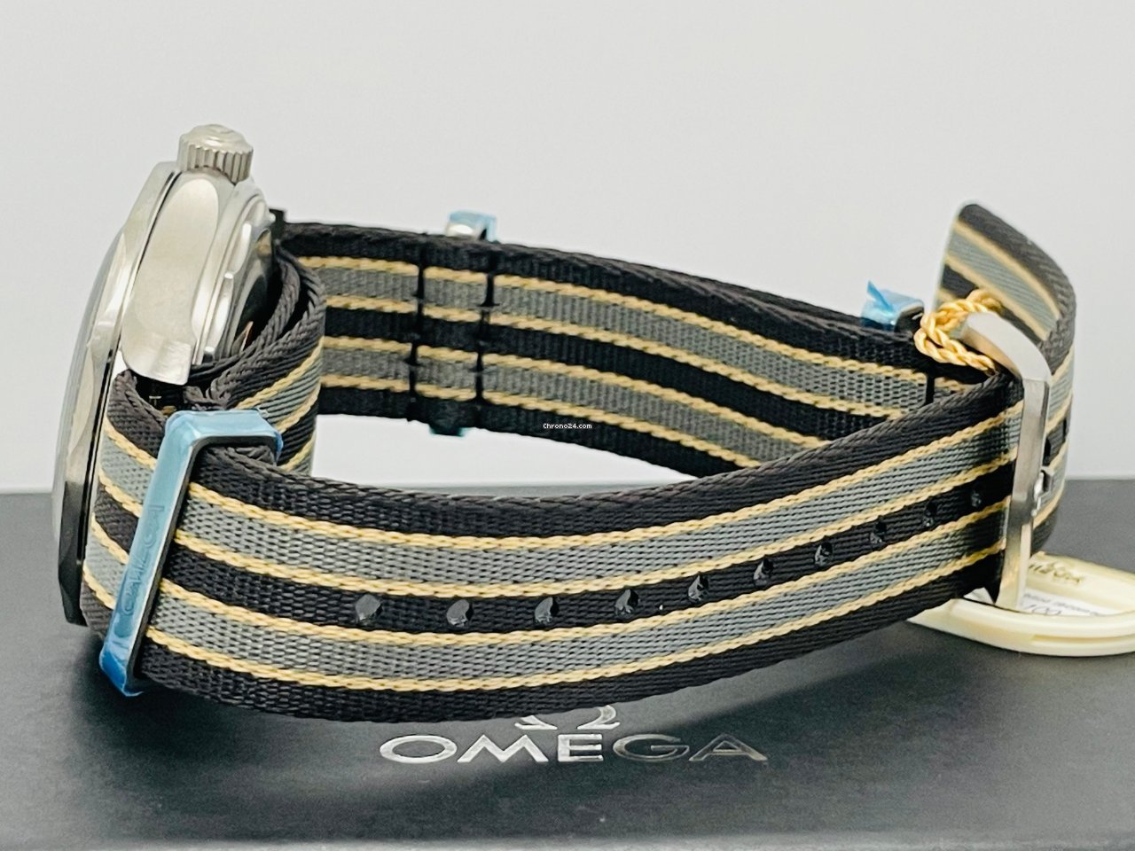 Omega Seamaster Diver 300 M Mens watch Unisex Automatic Titanium 210.90.42.20.01.001 5