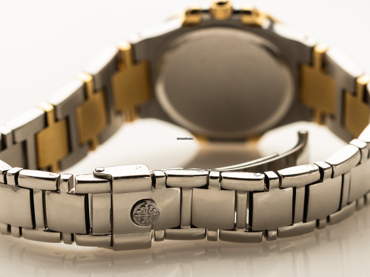 Patek Philippe Nautilus Womens watch Quartz Gold Steel 4700 52 6
