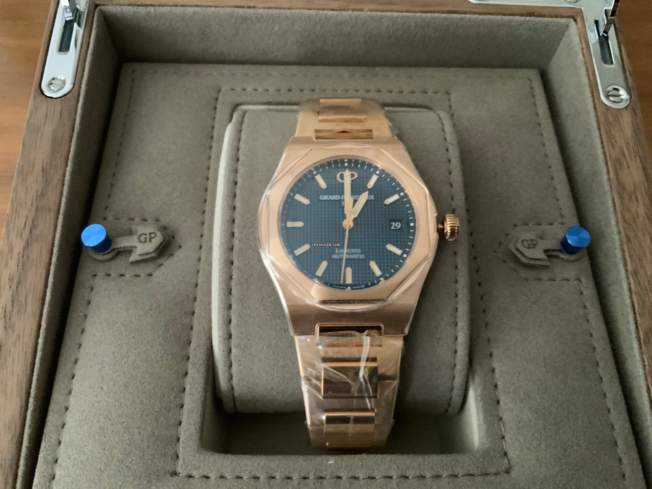 Girard Perregaux Laureato Mens watch Unisex Automatic Rose gold 81005-52-432-52A 6