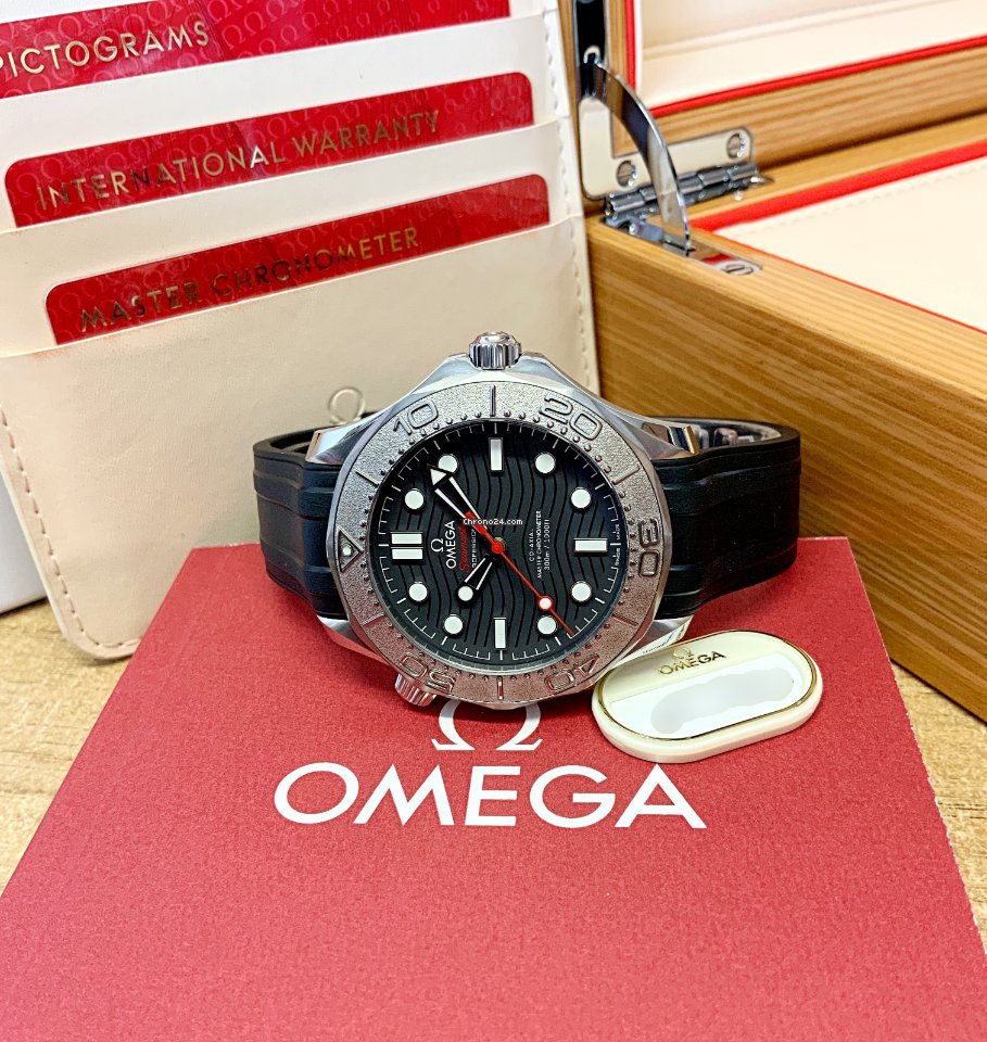 Omega Seamaster Diver 300 M Mens watch Unisex Automatic Steel 210.32.42.20.01.002 6