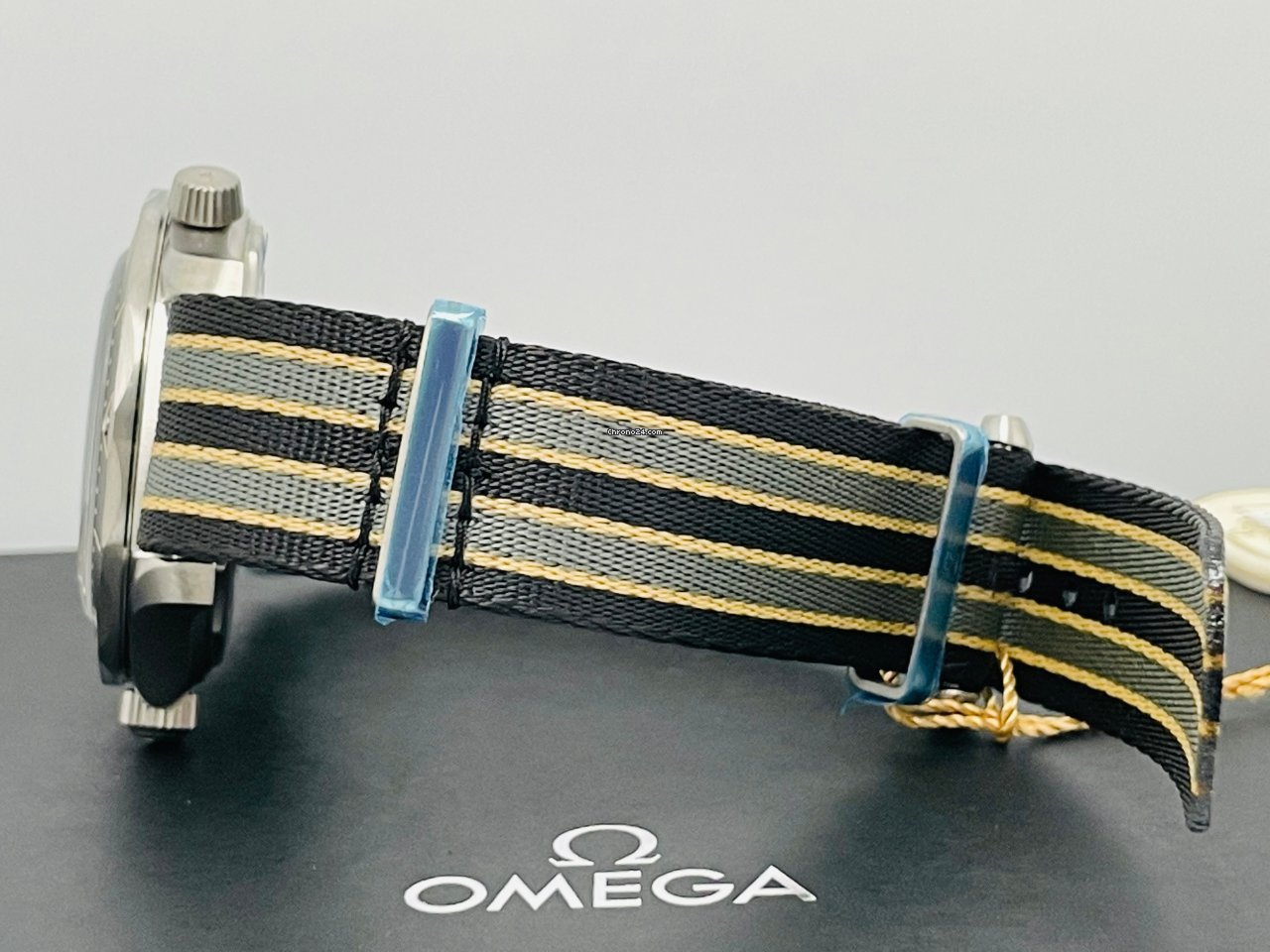 Omega Seamaster Diver 300 M Mens watch Unisex Automatic Titanium 210.90.42.20.01.001 6