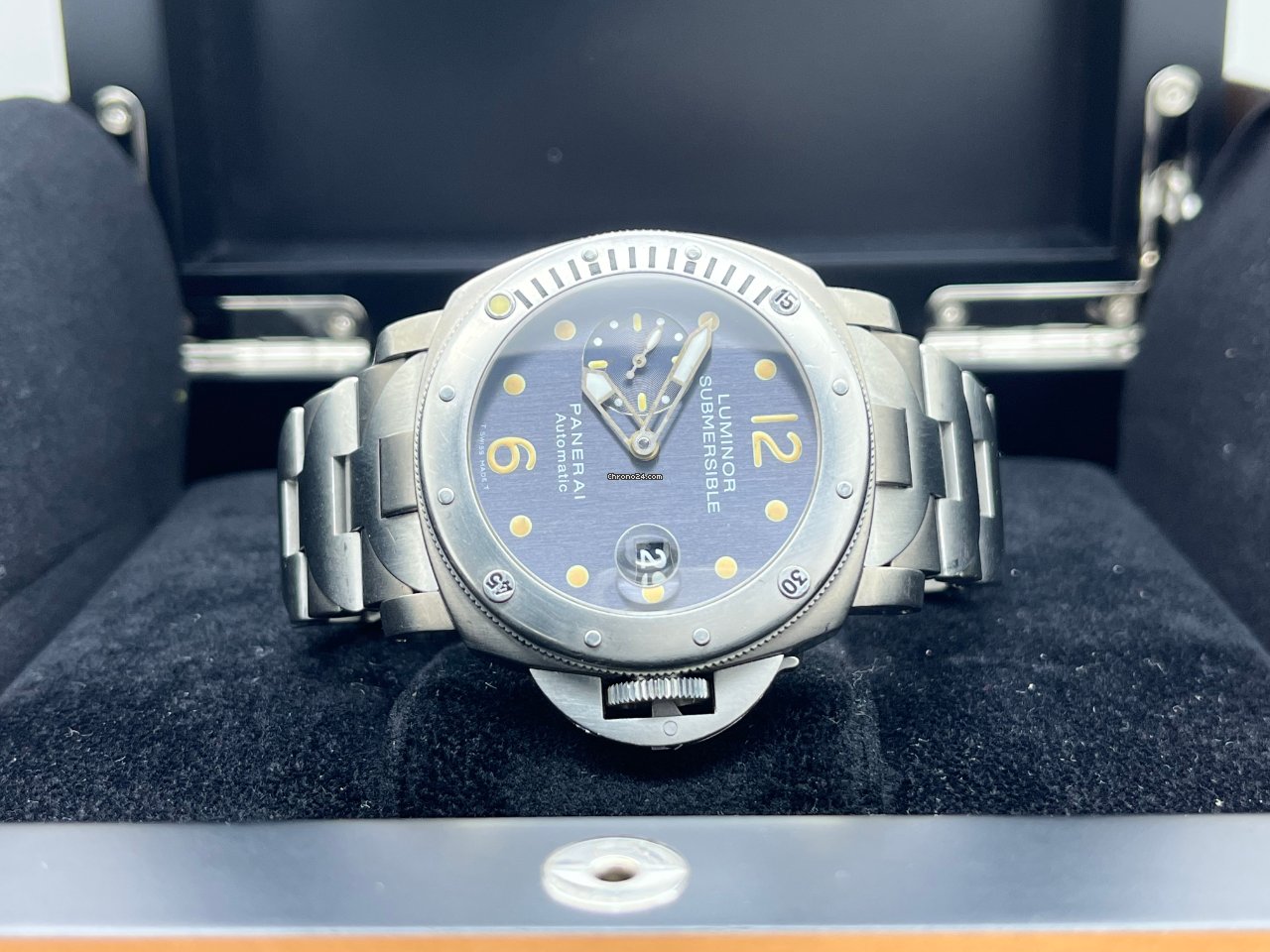 Panerai Luminor Submersible Mens watch Unisex Automatic Titanium PAM 00106 6