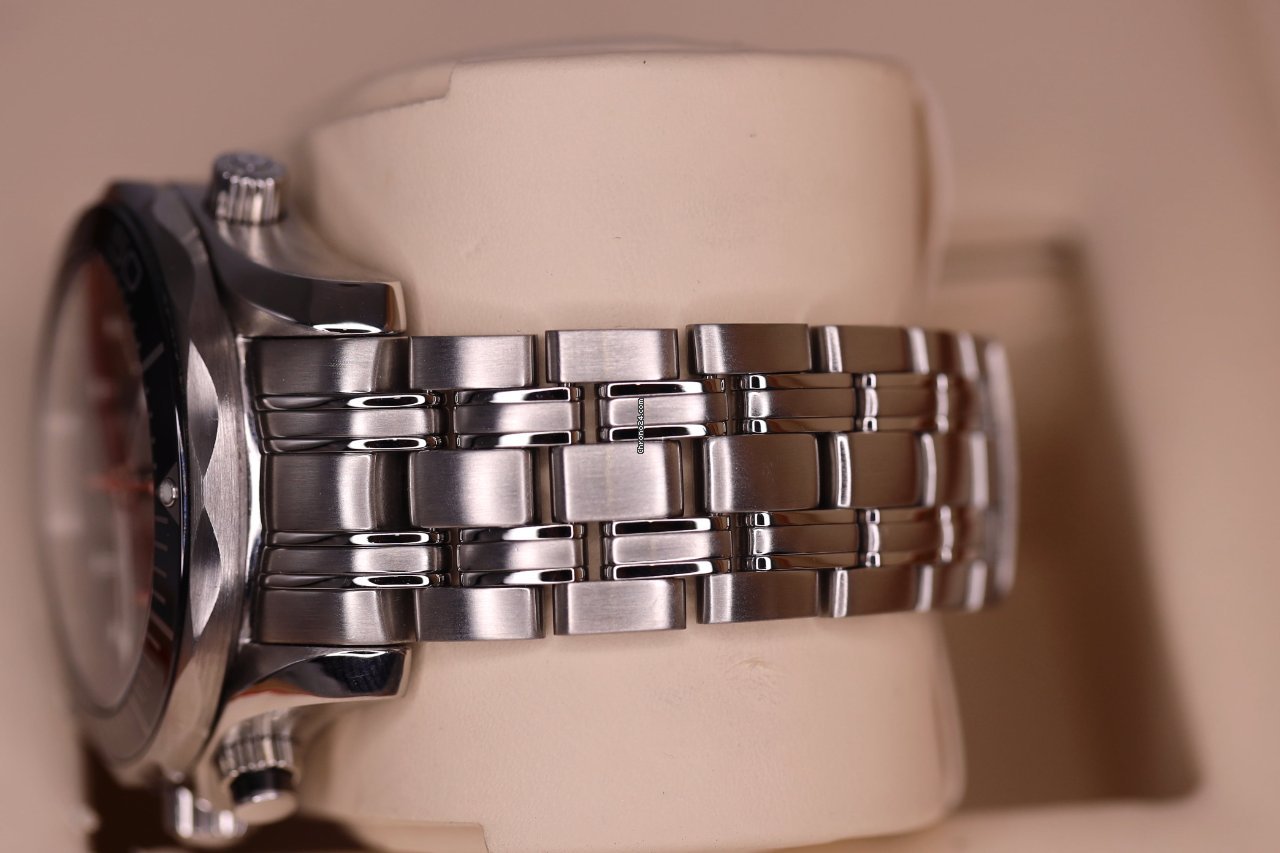 Omega Seamaster Diver 300 M Mens watch Unisex Automatic Steel 212.30.44.50.01.001 6