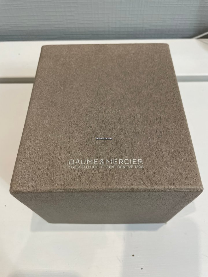 Baume & Mercier Riviera Mens watch Unisex Quartz Yellow gold MV045040 6