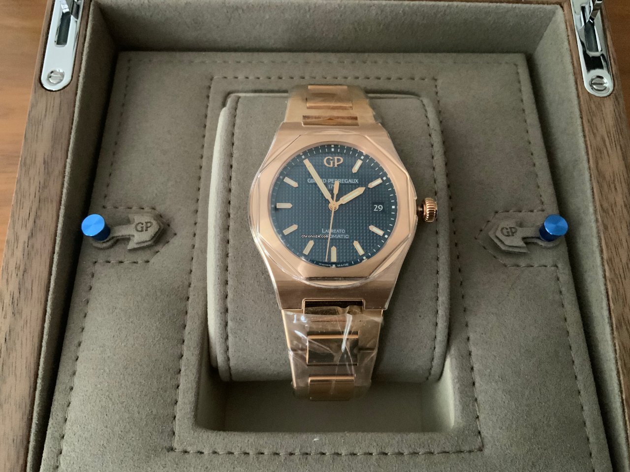 Girard Perregaux Laureato Mens watch Unisex Automatic Rose gold 81005-52-432-52A 7