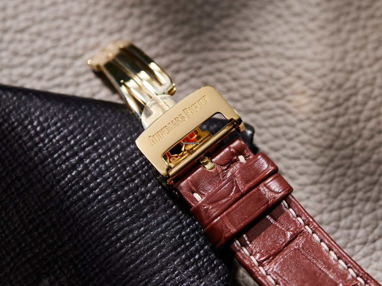 Audemars Piguet Royal Oak Chronograph Mens watch Unisex Automatic Yellow gold 26022BA.OO.D088CR.01 7