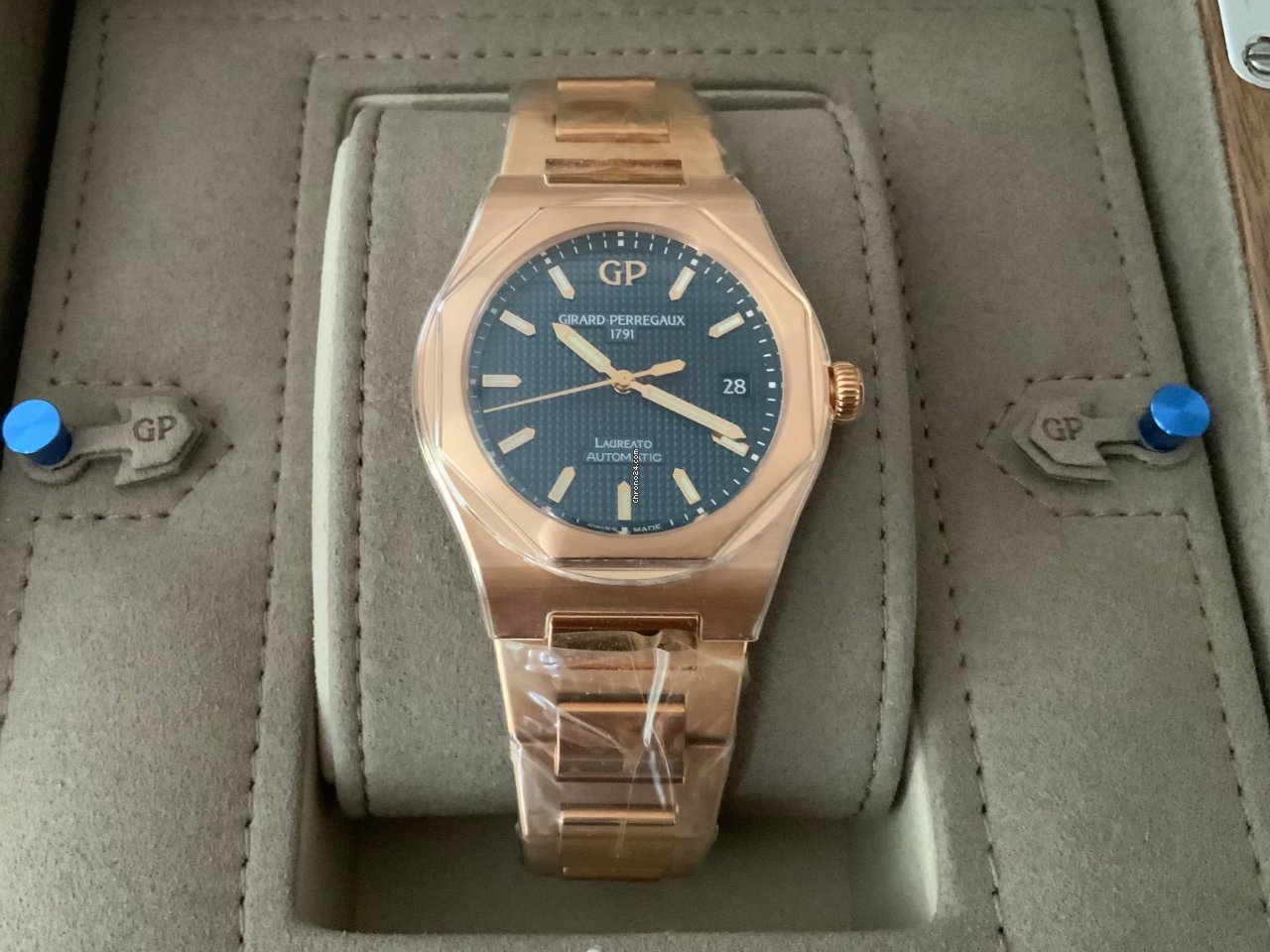 Girard Perregaux Laureato Mens watch Unisex Automatic Rose gold 81005-52-432-52A