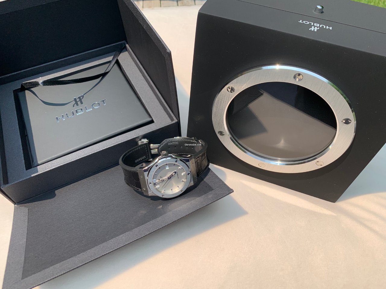 Hublot Classic Fusion 45, 42, 38, 33 mm Mens watch Unisex Automatic Titanium 542.NX.2610.LR