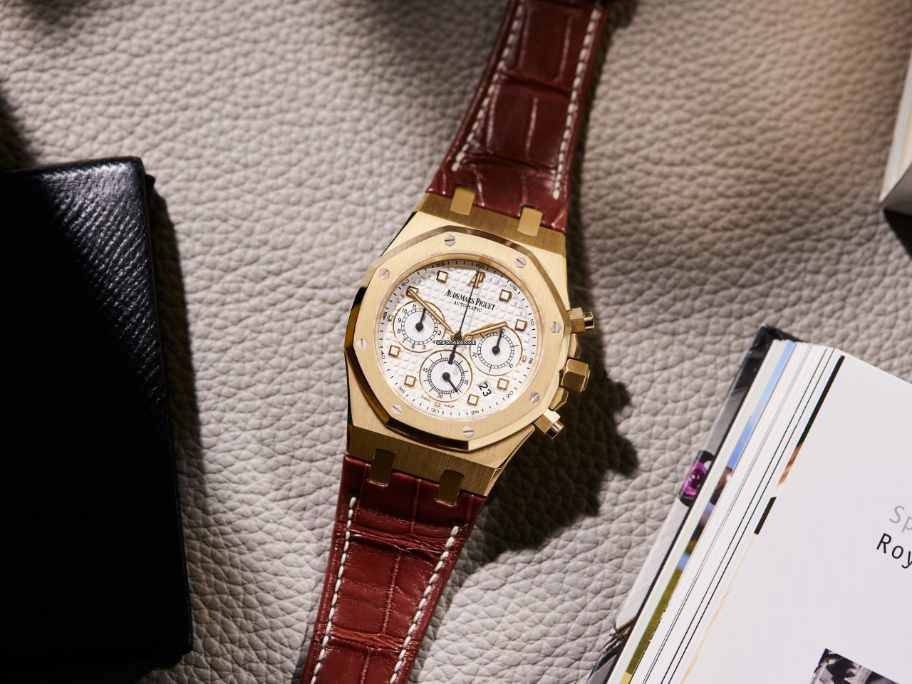 Audemars Piguet Royal Oak Chronograph Mens watch Unisex Automatic Yellow gold 26022BA.OO.D088CR.01